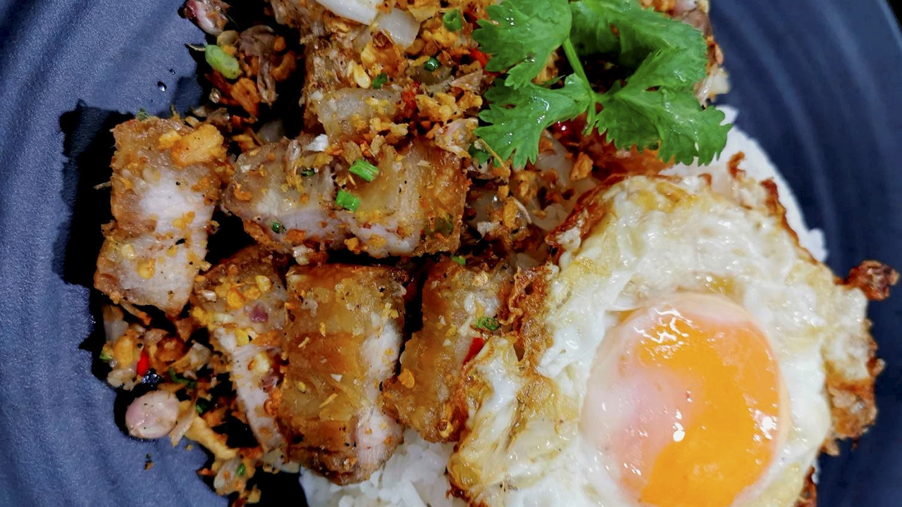 เมนูซิกเนเจอร์ "หมูกรอบคั่วพริกเกลือ" รสจัดจ้าน by คั่ว 2490