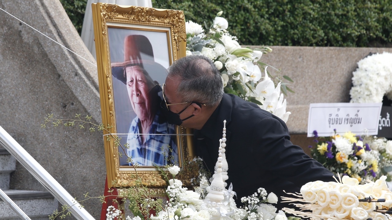 สุดเศร้างานเผาศพพ่อเป็ด เชิญยิ้ม ลูกหลานร่ำไห้ ร่วมส่งเป็นครั้งสุดท้าย