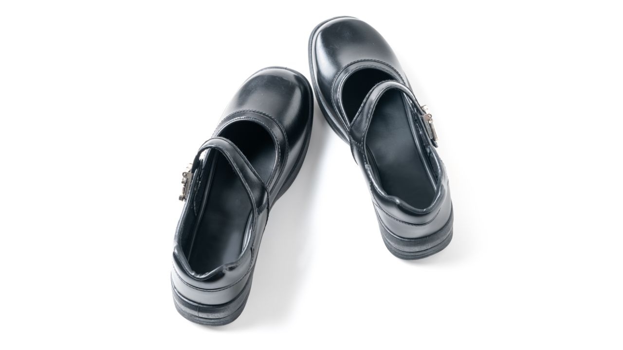 รองเท้านักเรียนหญิงยี่ห้อไหนดี 2566/2023 ต้อนรับเปิดเทอม