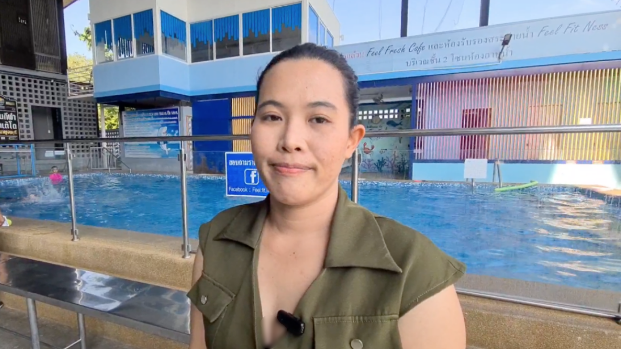 แม่แจงดราม่า โยนลูกลงสระว่ายน้ำ เป็นวิธีการฝึกเอาตัวรอด ยันไม่ได้แกล้งให้กลัว