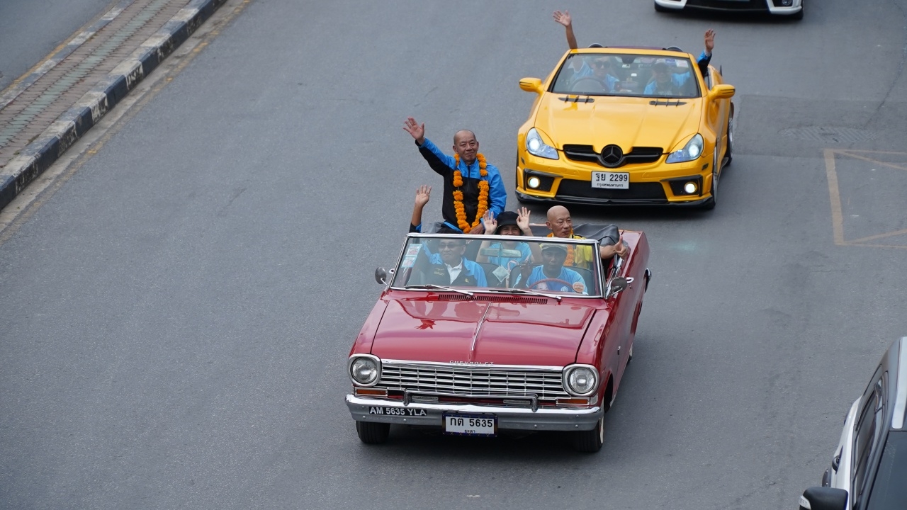 เลือกตั้ง 2566 : ยะลาคึกคัก อดีต ส.ส. 6 สมัย นั่งรถเปิดประทุนหาเสียงให้น้องชาย