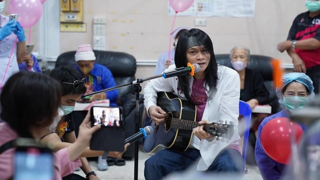 พี สะเดิด ทำกิจกรรมส่งกำลังใจให้ผู้ป่วยมะเร็ง 