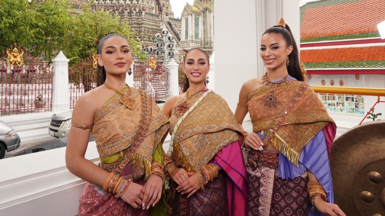 สวยหยาดเยิ้ม 3 สาวงาม Miss Universe 2022 เยี่ยมชมวัดอรุณฯ ในชุดไทยโบราณ