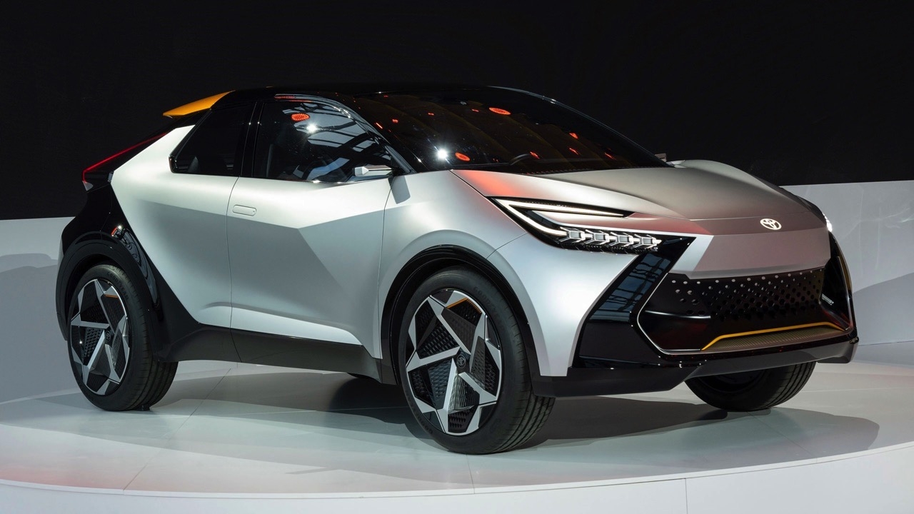 The rear glass is wide now. TOYOTA NEW CHR HYBRID 2023 prepares to