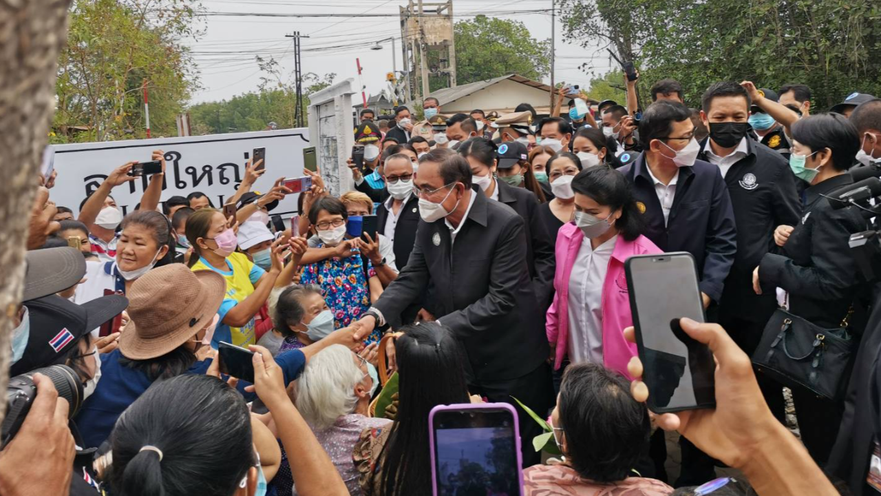 "รังสิมา" นำชาวแม่กลอง รับ "ลุงตู่" ชาวบ้านดีใจผู้ใหญ่มาพื้นที่ครั้งแรก