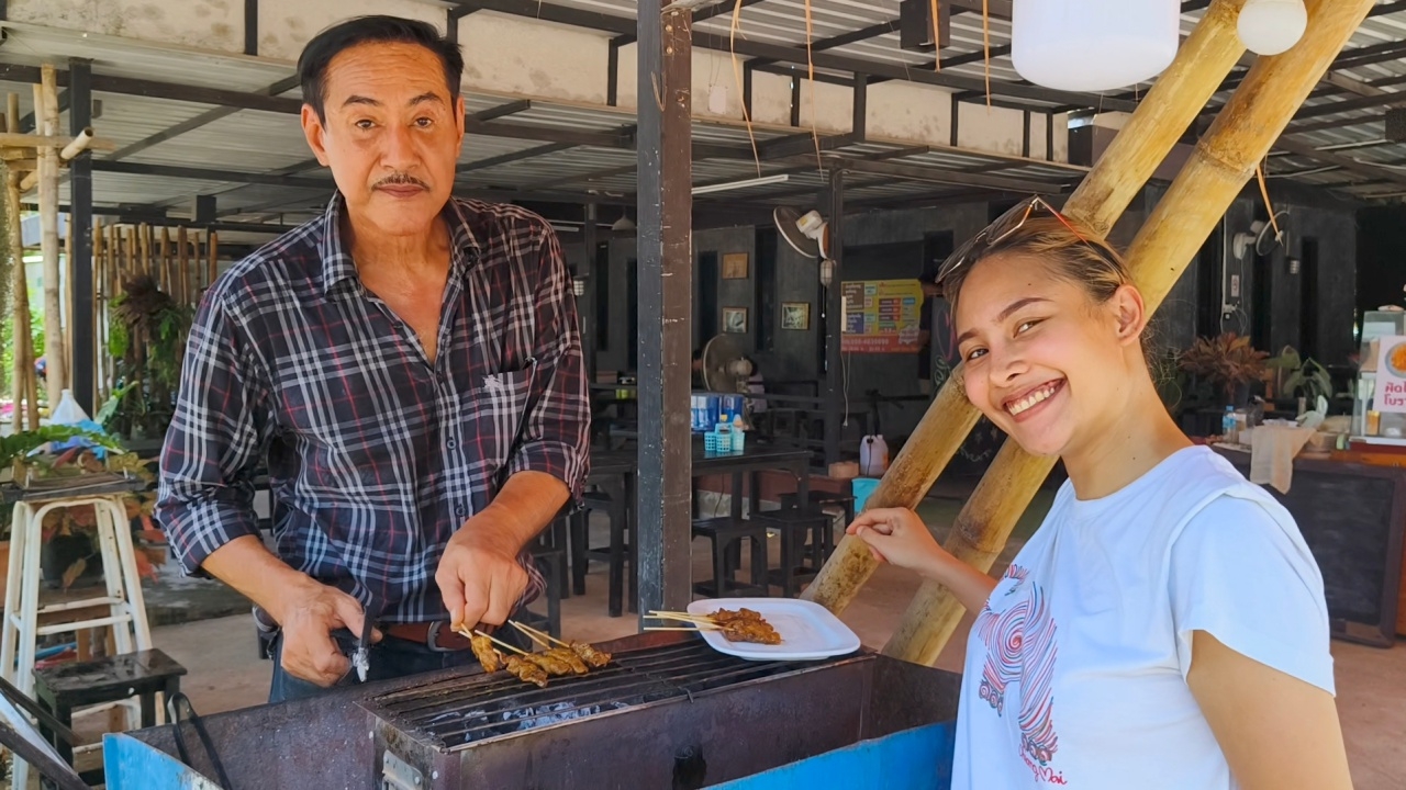 ชีวิตชิลๆ แบบ พี่ทองขาว ผันตัวมาขายสะเต๊ะไก่-เนื้อ และผัดไทยกับเมียที่ราชบุรี