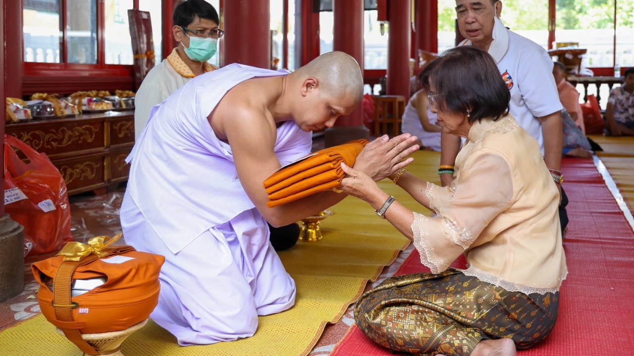 ประมวลภาพ หนุ่ม กะลา เข้าพิธีอุปสมบท ได้รับฉายาทางธรรมความหมายดีมาก