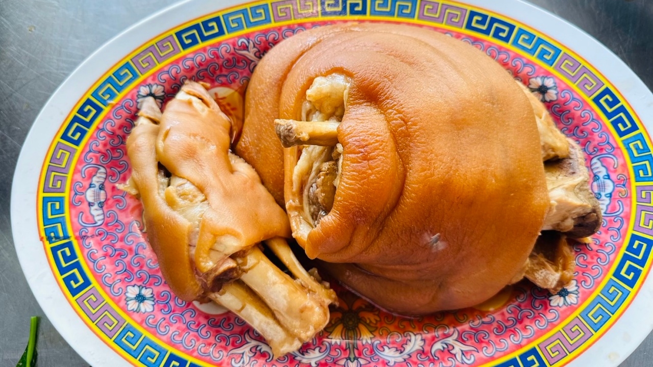 ชวนชิมขาหมูฉ่ำๆ ร้านติ๊ดอ้วน อ.แกลง สูตรกว่า 80 ปี น้ำพะโล้หอมเข้มข้นพาติดใจ 