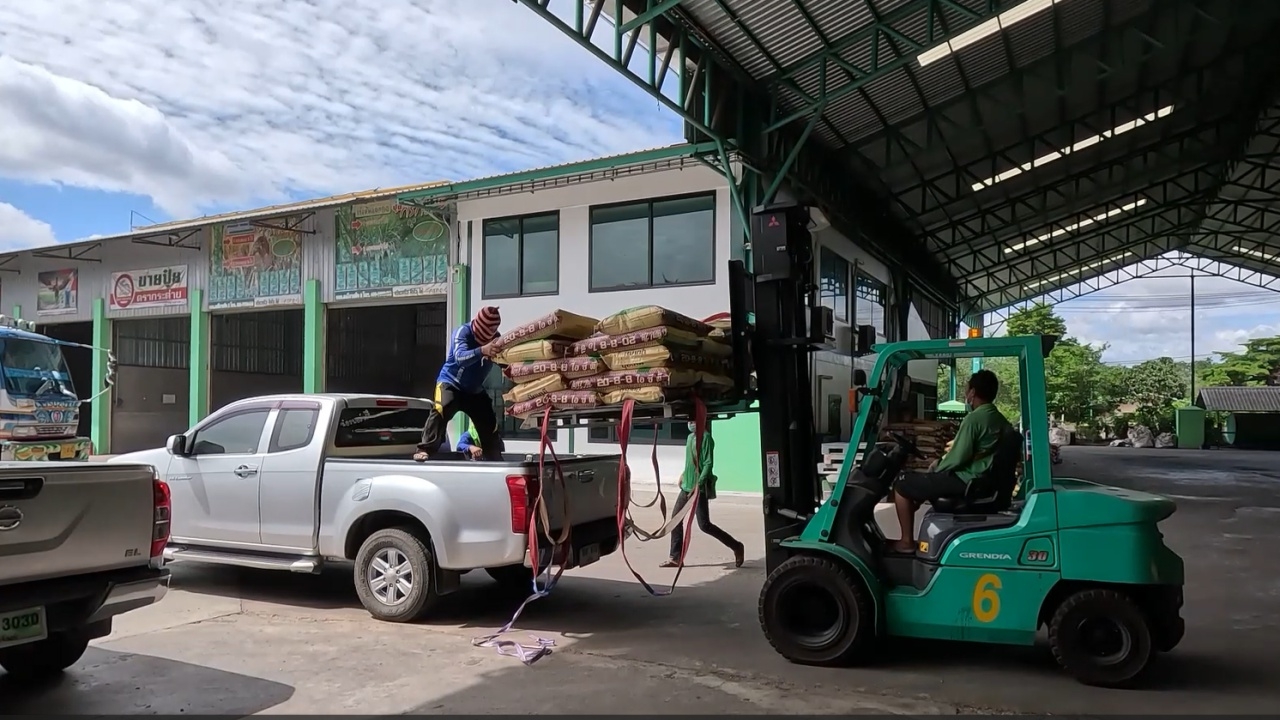 ชาวนาบุรีรัมย์ เริ่มซื้อปุ๋ยตุนหลังเข้าฤดูเพาะปลูก เกรงราคาพุ่งสูงกว่านี้