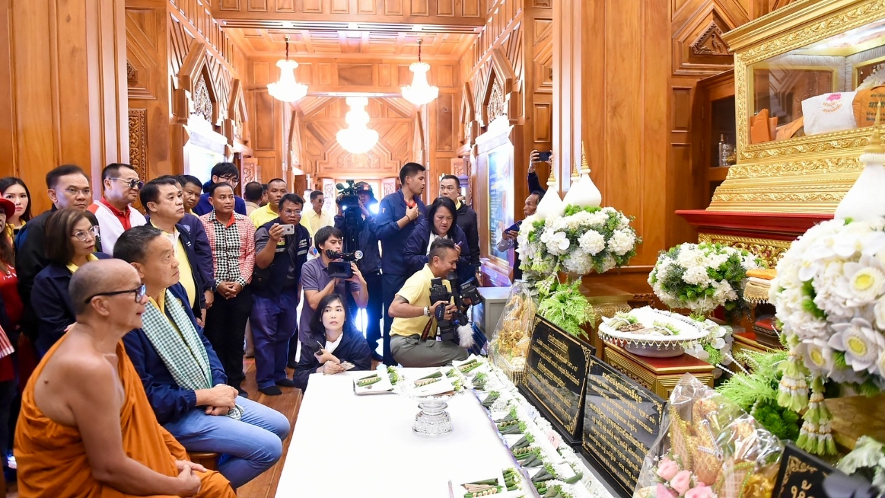 นายกฯ กราบสรีรสังขารหลวงปู่สรวง เปิดโครงการ 72 ล้านต้นฯ ก่อนปลูกต้นลำดวน