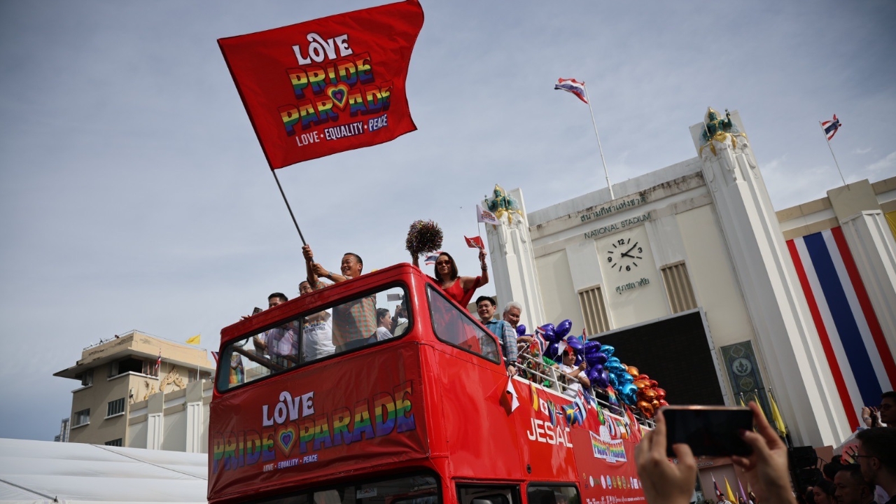 ปิดท้าย Pride Month นายกฯ โบกธงปล่อยขบวนพาเหรด ย้ำ รัฐบาลให้ความสำคัญคนทุกกลุ่ม