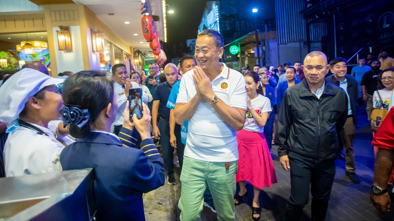 นายกฯ นั่งสองแถวท่องราตรีพัทยา เยี่ยมชมย่านบันเทิง-ทักทายนักท่องเที่ยว