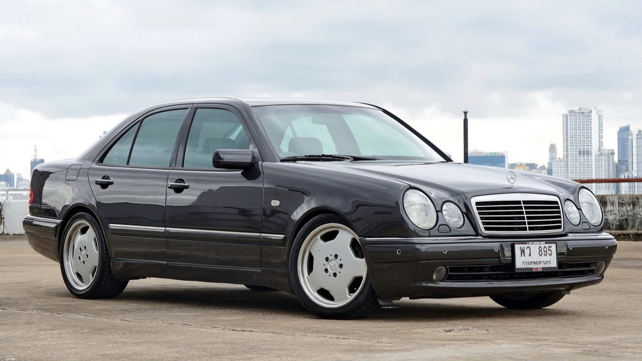 แรง สบาย คลาสสิก พลังเยอรมัน V8 กับ Mercedes-Benz E 55 AMG