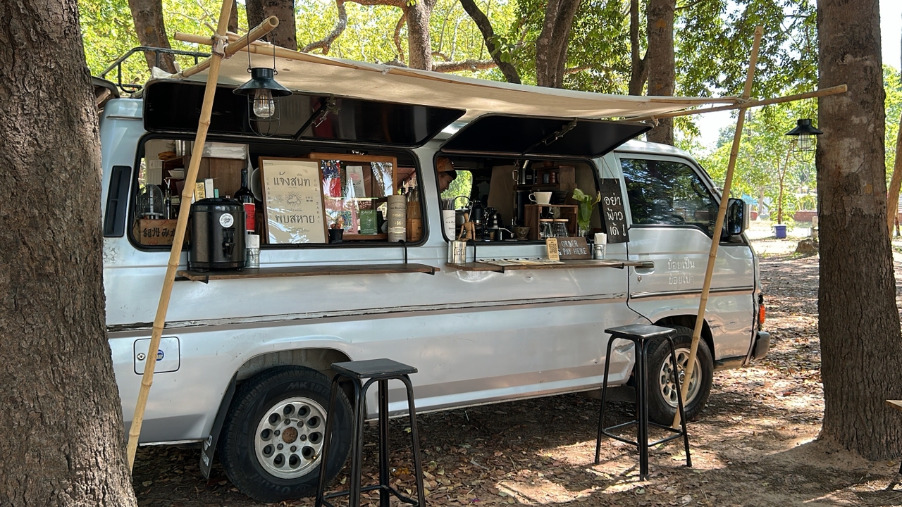 คู่รักที่สุรินทร์ขายกาแฟสโลว์บาร์บนรถตู้ ควบเมนูฟิวชันพาสต้าแกงขี้เหล็กหน้าจบก