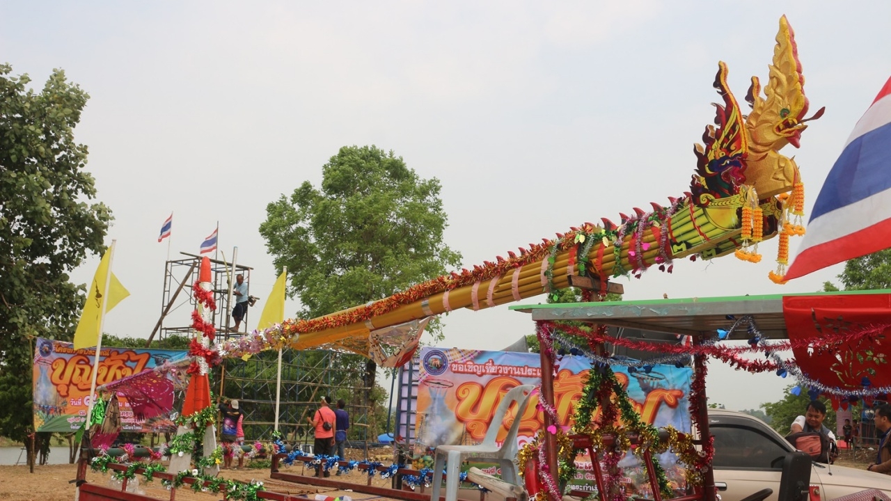 คนอีสานใน อ.บางระกำ จัดงานบุญบั้งไฟติดต่อกันเป็นปีที่ 11 เพื่อขอฝนตกตามฤดูกาล