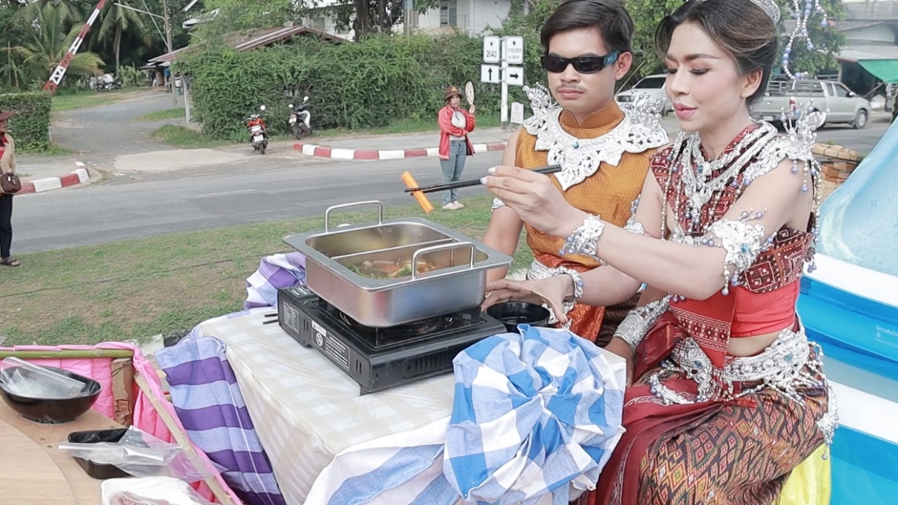 งานบุญบั้งไฟอาจสามารถ ขบวนแห่ยิ่งใหญ่ ผาแดงนางไอ่นั่งกินชาบูคู่วิถีชีวิตชาวบ้าน