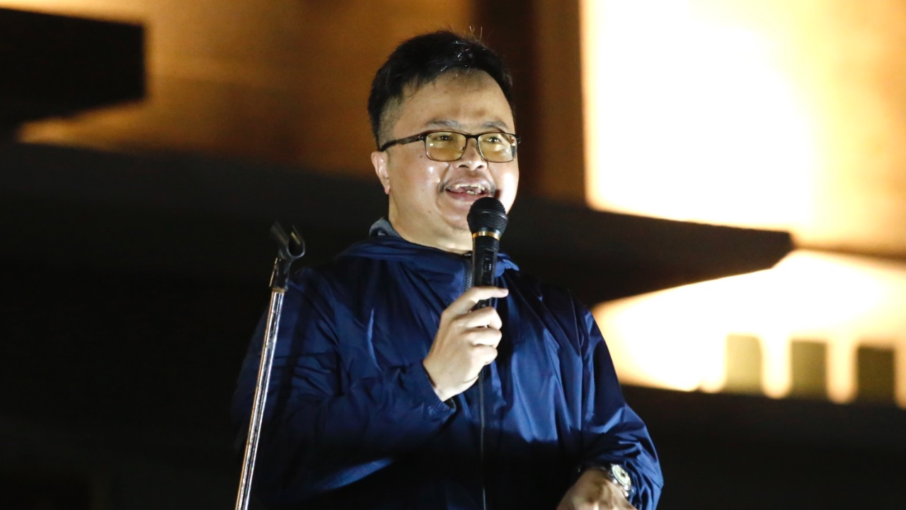 ม็อบชักธงดำอาลัยประชาธิปไตยที่ถูกย่ำ “อานนท์” เผย จ่อนัดชุมนุมทุกสัปดาห์