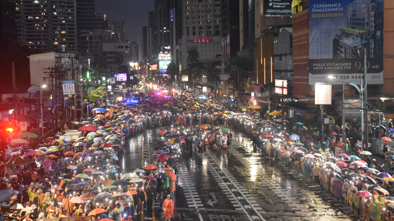 "ม็อบ23กรกฎา66" กางร่มเดินเป็นวงกลม ตะโกน สว. พร้อมแปรอักษรตัว "ค"