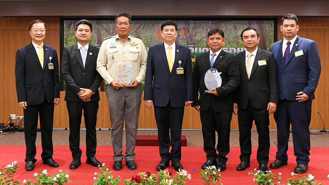 "สุรศักดิ์ กาญจนรัตน์" มอบรางวัลเชิดชูเกียรติการปลูกต้นไม้เพื่อแผ่นดินตามรอยพ่อ