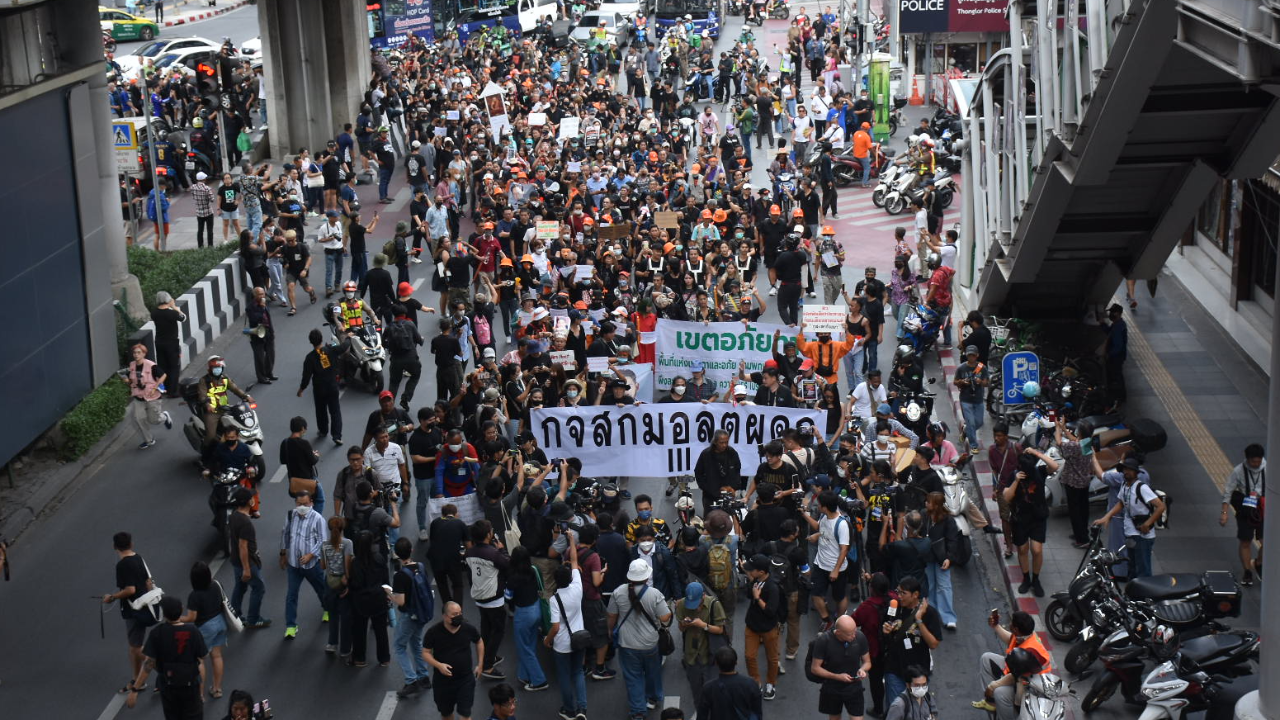 ม็อบ #พร้อม2 เคลื่อนจากอโศก มุ่งหน้าราชประสงค์ ย้ำเป้าหมายส่งเสียงถึง สว.