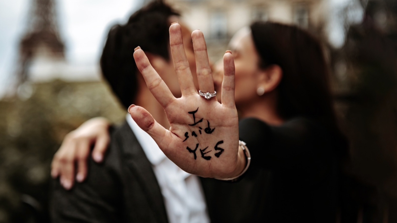 รักสุกงอม เบนซ์ ปุณยาพร ถูกแฟนหนุ่ม แก๊ป วิทนาถ ทำเซอร์ไพรส์คุกเข่าขอแต่งงาน 