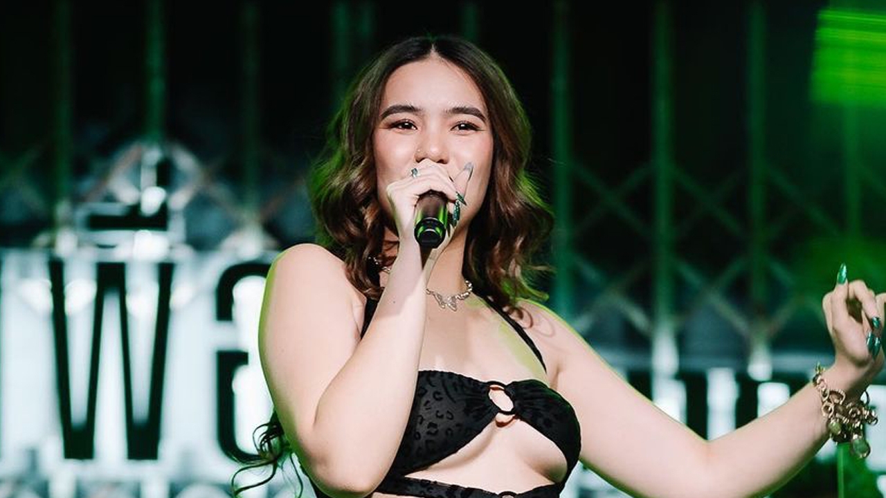 มีนตรา อินทิรา ทำแฟนเพลงตาค้าง ร้อนแรงไม่ไหว โชว์ความแซ่บจนเวทีไฟลุก 