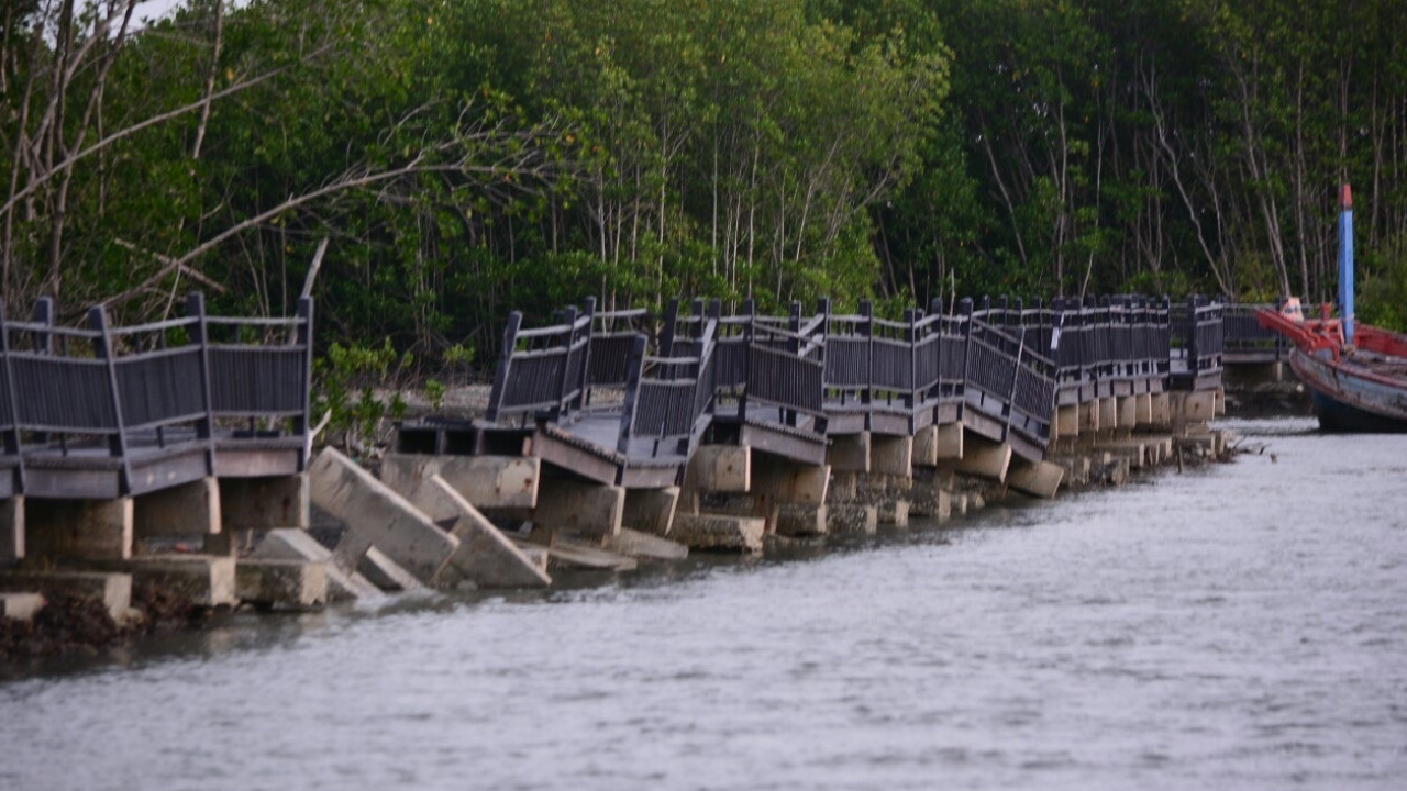 "วราวุธ" ส่ง ที่ปรึกษา รมว.ทส.และคณะ ตรวจสอบสะพานริมคลองอีแอด เพชรบุรี