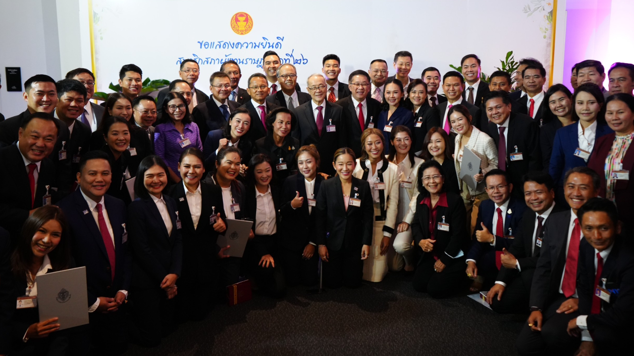 เพื่อไทย นำทัพ ส.ส. ขึ้นรถอีวี รายงานตัวสภา บอกที่มาสี ม่วง-แดง บัตร ส.ส.