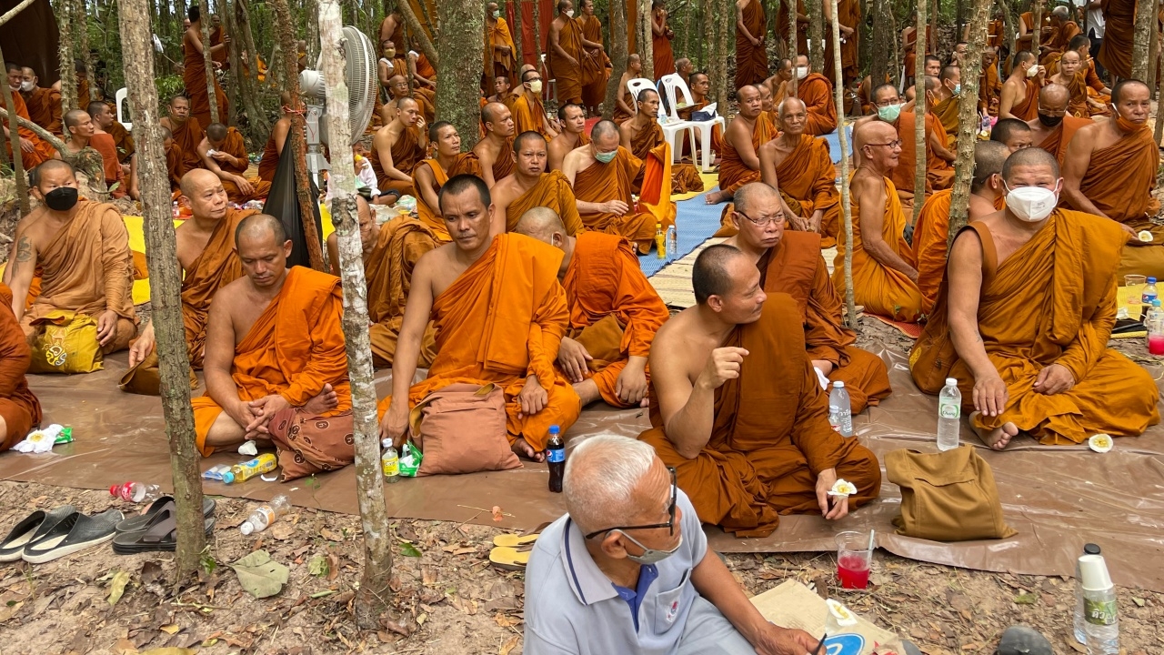 แห่กราบ "หลวงปู่แสง" ครั้งสุดท้าย สาธุชนล้นวัดป่าดงสว่างธรรม