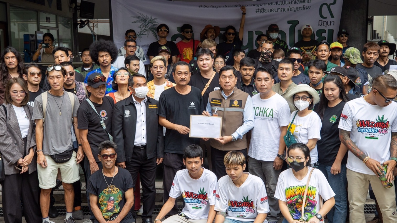 เครือข่ายกัญชาฯ ยื่นหนังสือ "นายกฯ-ก้าวไกล" ค้านนำกัญชา กลับเป็นยาเสพติด