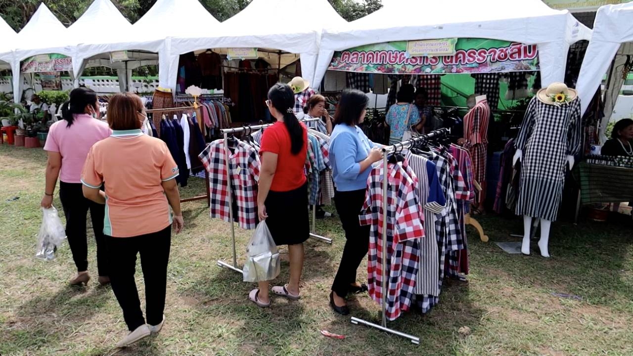 ร้านผ้าไทยที่อีสานปลื้ม กระแส "ลิซ่า" คนแห่สั่งขายดีขึ้น หวัง รบ.ใหม่หนุนตาม