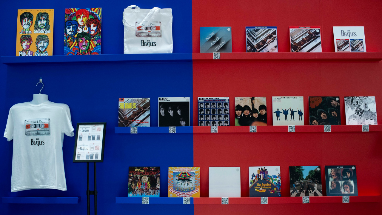 ชมนิทรรศการฉลองซิงเกิล "Now And Then" บทเพลงสุดท้ายของ The Beatles