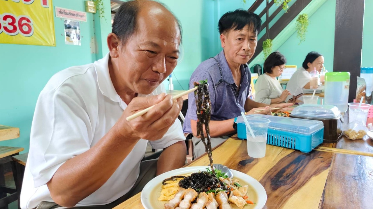 ผัดไทยชาโคลหม่าล่า เมนูใหม่เผ็ดซี้ด ครองใจวัยรุ่นชอบแซ่บ ของร้านดังที่วังทอง