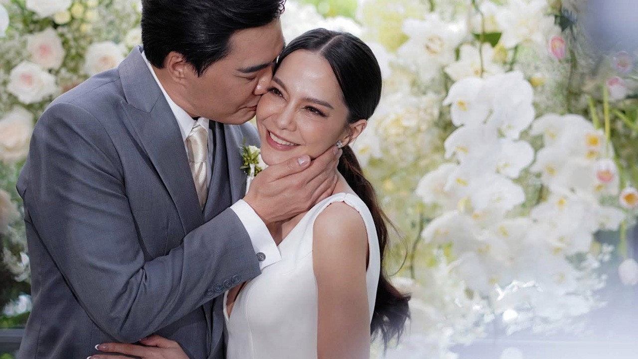 "เคลลี่" เซอร์ไพรส์ "พลอยไพลิน" คุกเข่าขอกลางงานวิวาห์ มอบแหวนเพชร 3 วง