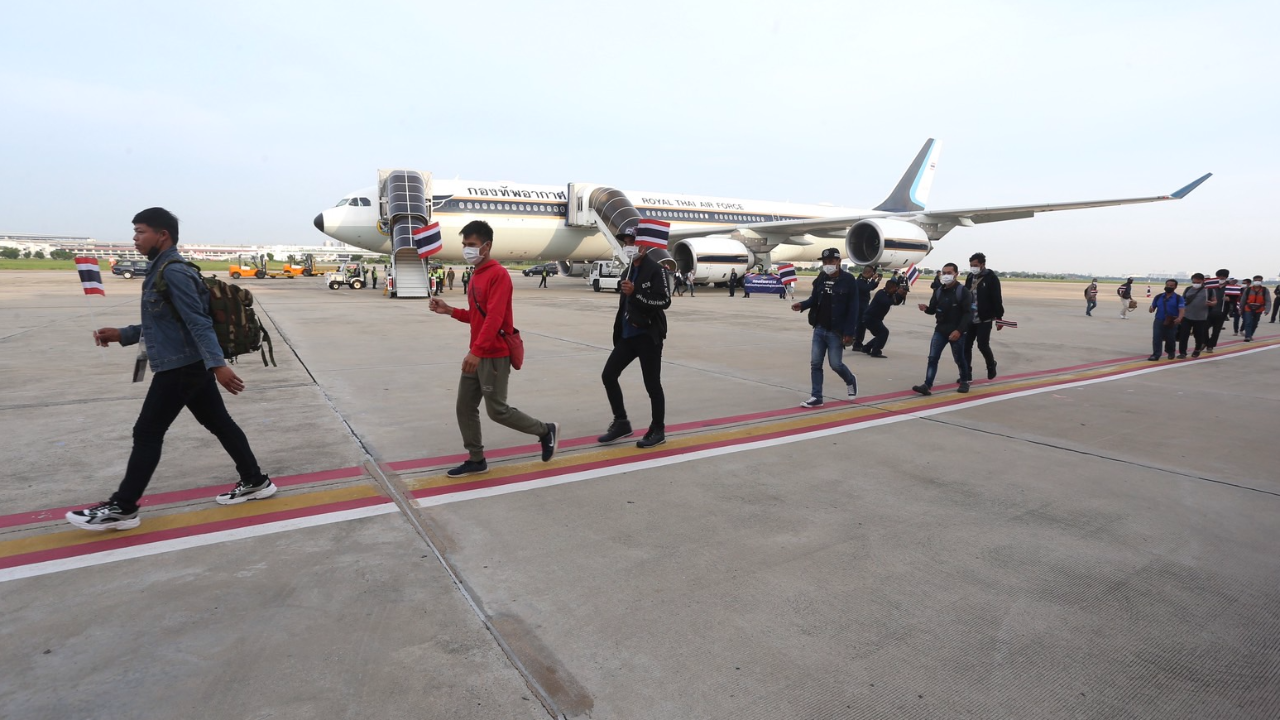 นายกฯ ดีใจ 130 คน ถึงไทยเช้านี้ ย้ำ เร่งหาเที่ยวบินเพิ่มอพยพคนที่เหลือ
