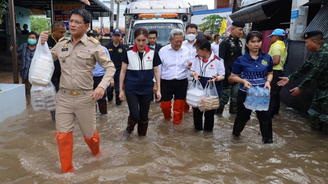 ผู้ว่าฯ เร่งช่วยชาวบ้านเดือดร้อน น้ำท่วมเมืองโคราช เร่งสูบออกระบายลงลำตะคอง