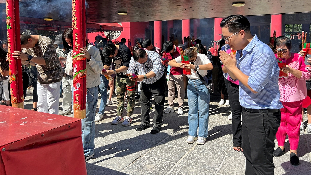 ตะลุยไหว้พระ 5 วัดดังฮ่องกง “หมอช้าง” ฝ่าพายุมูสุดพลัง!