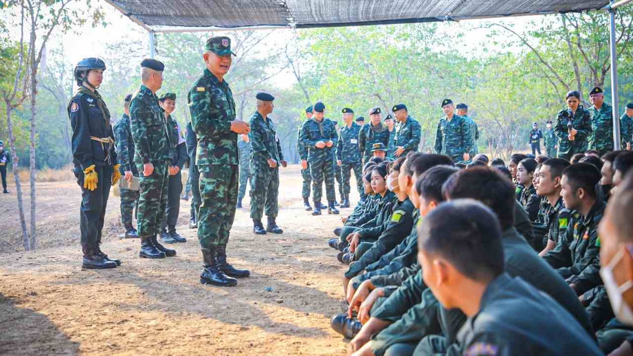 ผบ.ทบ.ชมฝึกภาคสนาม "เขาชนไก่" ให้กำลังใจ รด.-เยี่ยมกองกำลังสุรสีห์