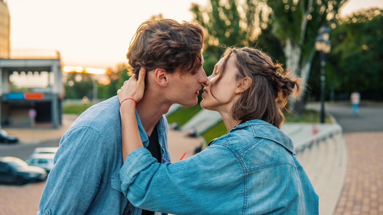 วัฒนธรรม 'การจูบ' ของแต่ละประเทศทั่วโลก มีความหมายอย่างไร