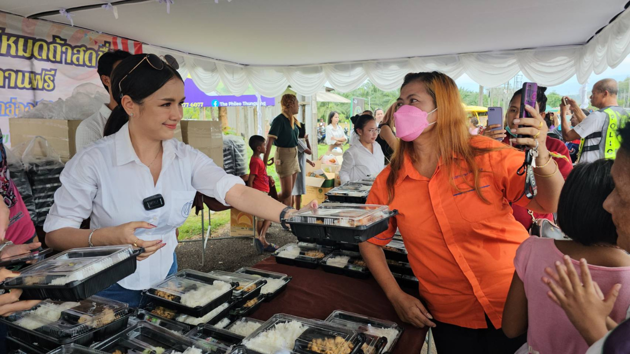 บรรยากาศคึกคัก เจนนี่ เปิดโรงทานได้หมดถ้าสดชื่น แจกข้าว 1 พันชุด 