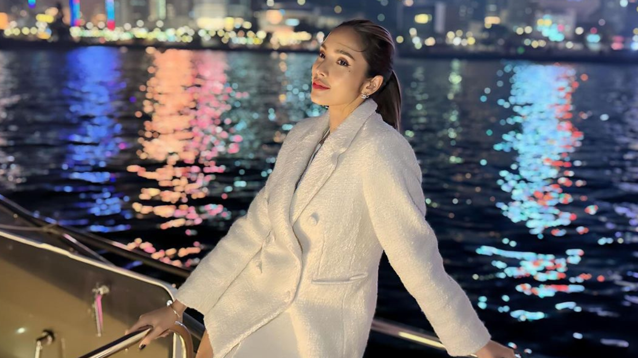 อุ้ม ลักขณา หัวใจสีชมพู ดินเนอร์บนเรือหวานฉ่ำ คนพากันโฟกัสที่แฮชแท็ก 