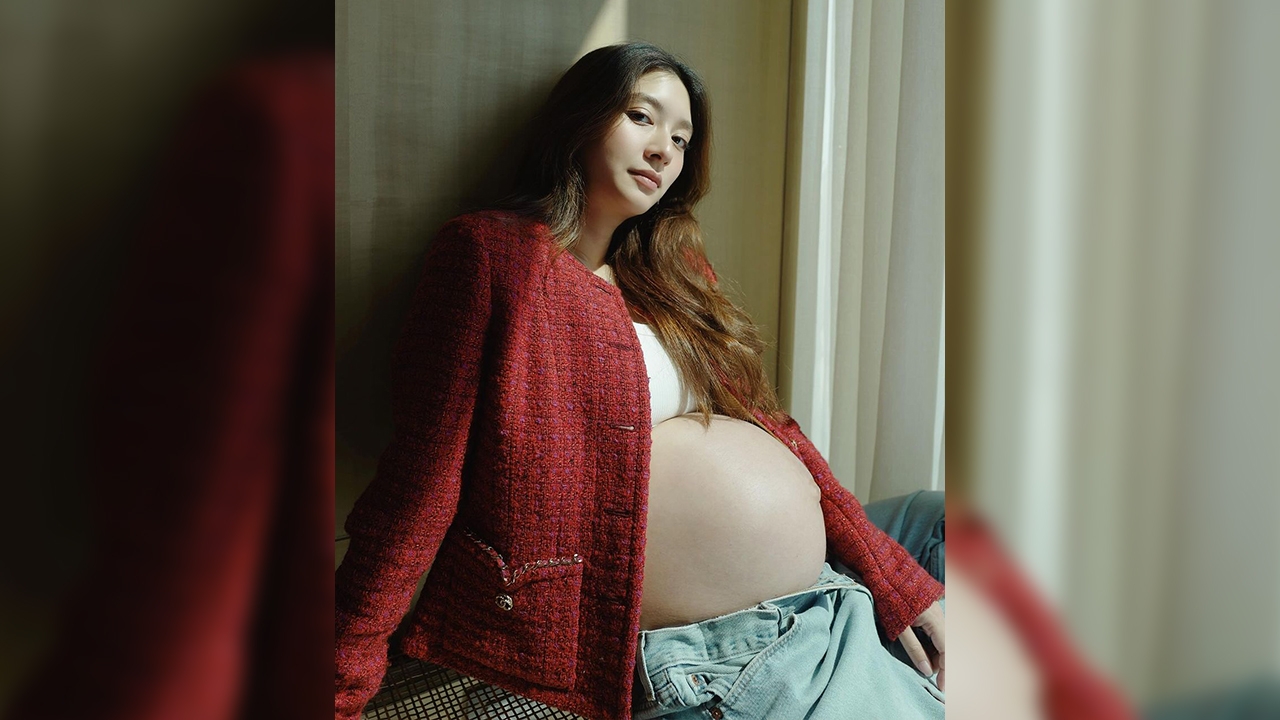 มิว นิษฐา นั่งรับแดดเบาๆ อวดท้องโตใกล้คลอด ออร่าคุณแม่สวยมาก 