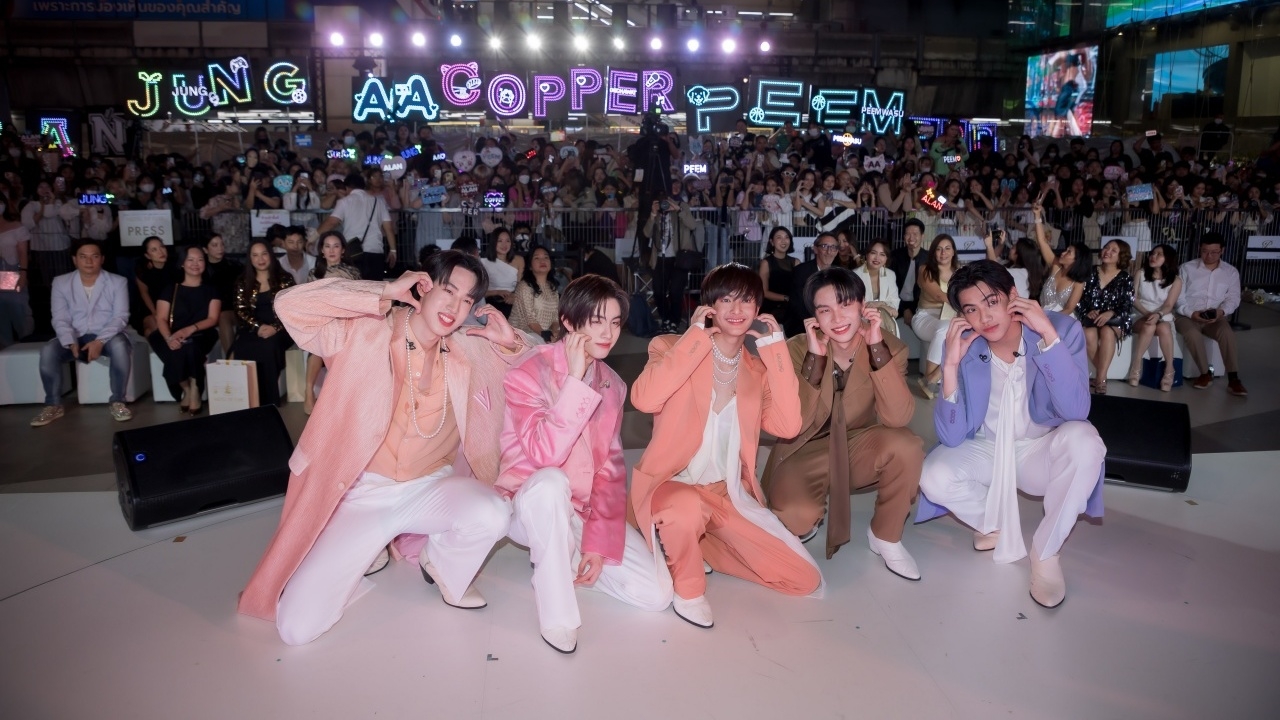 ออร่า หล่อปังไม่ไหว BUS ร่วมเฉลิมฉลองช่วงเวลาแห่งความสุขคู่ความงามส่งท้ายปี