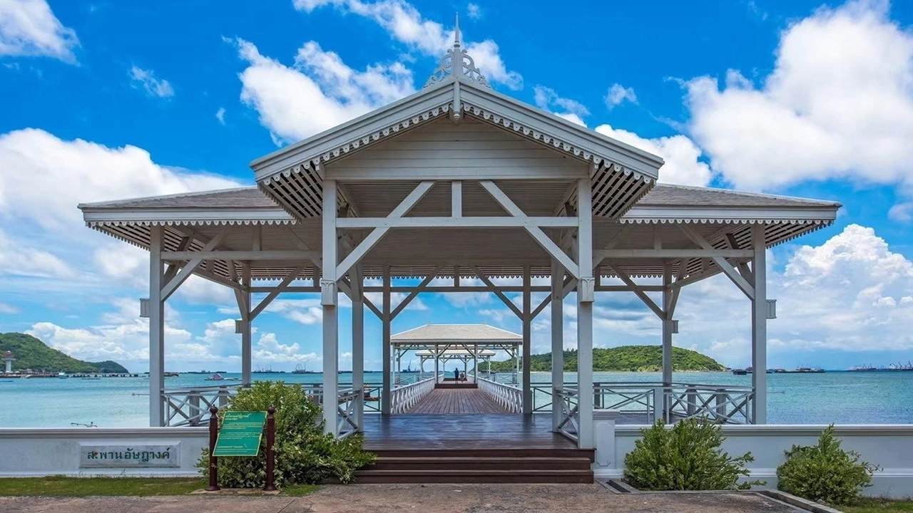 หนีร้อน ชมพิพิธภัณฑ์พระจุฑาธุชราชฐาน เกาะสีชัง 