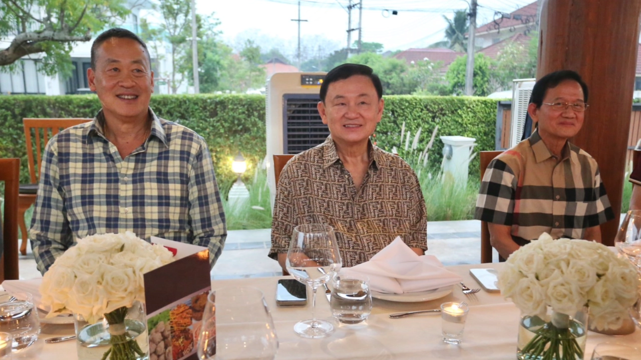 ภาพประวัติศาสตร์ “ทักษิณ-เศรษฐา-สมชาย” ร่วมโต๊ะอาหาร รมต.-สส.เพื่อไทย ประกบ