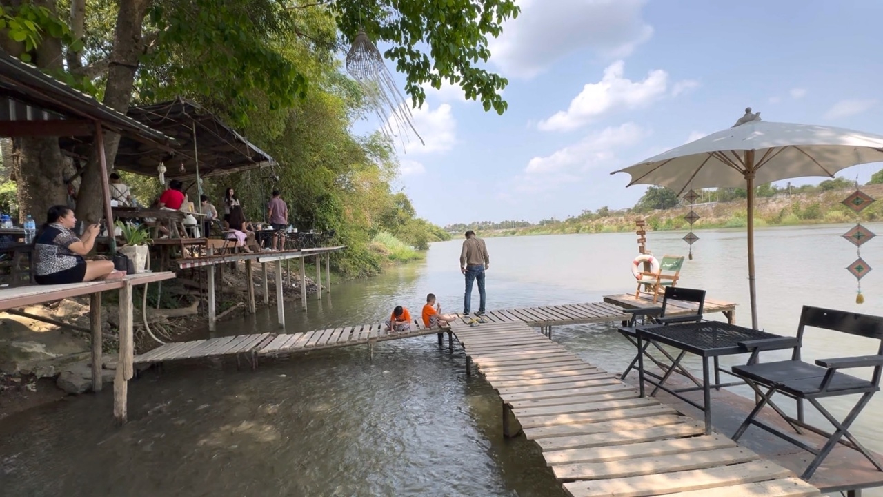 ร้านผัดไทยเจ๊ตุ้มฯ นักท่องเที่ยวกำลังนิยม วิวสวย นั่งชิลริมแม่น้ำแม่กลอง 