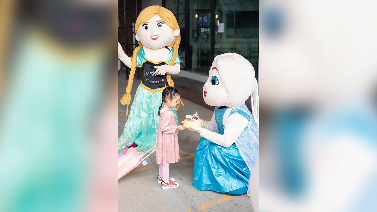 นักร้องหนุ่ม โผล่ทำเซอร์ไพรส์วันเกิดลูกสาว ลงทุนแต่งเป็นเจ้าหญิงเอลซ่า