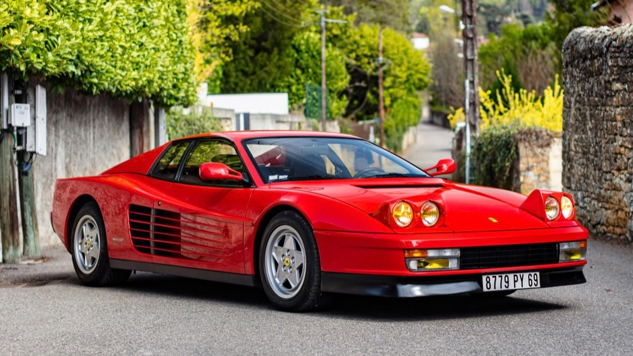 ย้อนอดีตตัวแรงหน้าเดอพาเลซ Ferrari Testarossa ซุปเปอร์คาร์อิตาเลียนอายุ 40 ปี