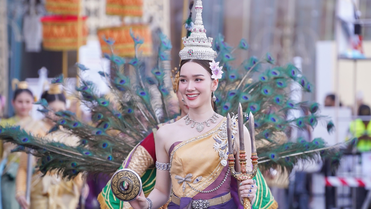 เดียร์น่า ฟลีโป งามสง่าแบบไทย แปลงโฉมเป็นนางสงกรานต์มโหธรเทวี 