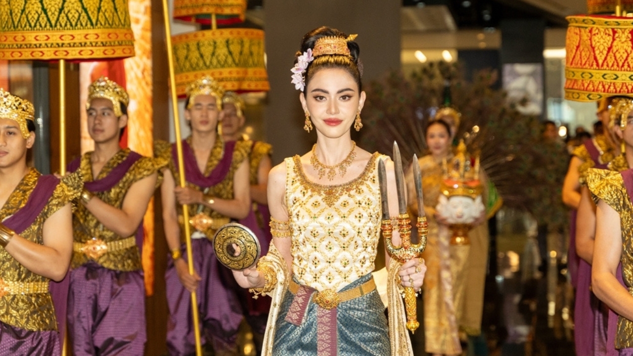 ชื่นชมนางสงกรานต์ ใหม่ ดาวิกา นำขบวนแห่สุดยิ่งใหญ่ สวยสะพรึงสะกดทุกสายตา